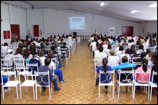 OAB Vai � Escola ministra palestra para mais de 200 alunos da rede p�blica em evento na Univille