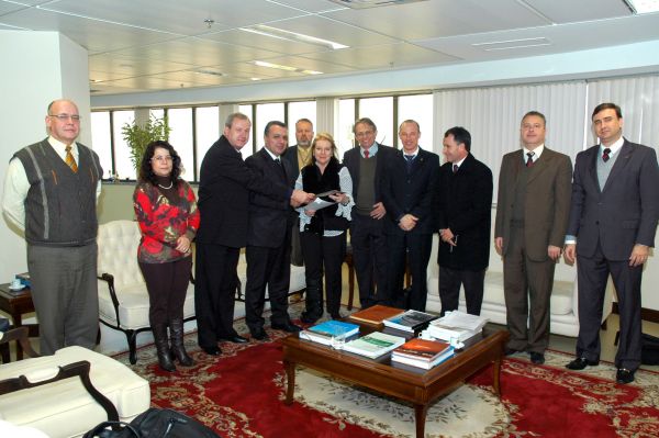 Comitiva liderada pela OAB Joinville � recebida pela presidente do TRF