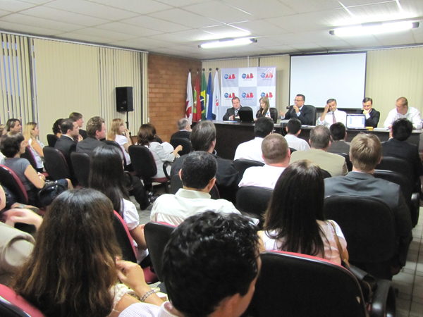 09/11: OAB Joinville realizou sess�o mensal com entrega de carteiras a novos advogados e estagi�rios