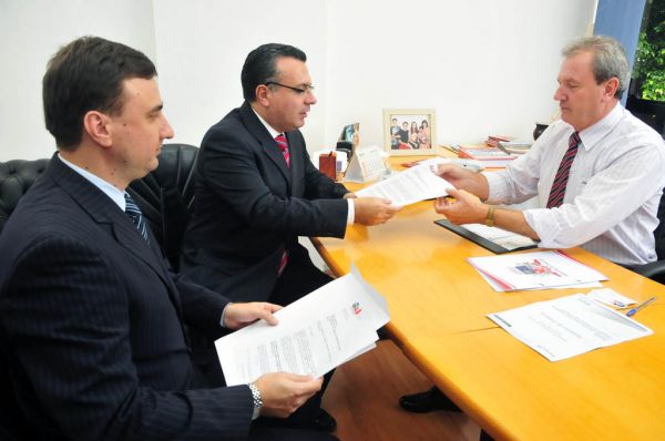Aumento do n�mero de vereadores em Joinville: Teixeira e Voos entregam manifesto do Conselho ao presidente da C�mara