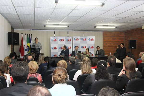 OAB Joinville realiza entrega de credenciais para 20 novos advogados