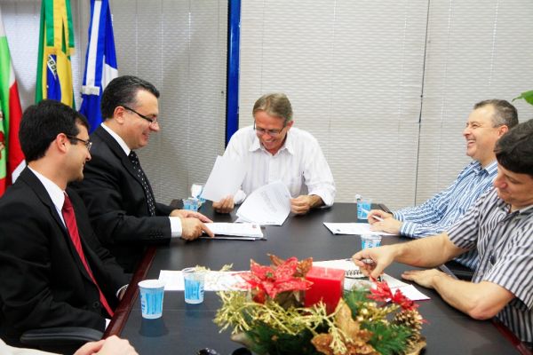 ISS das Sociedades de Advogados: Representantes da OAB Joinville re�nem-se com Prefeito