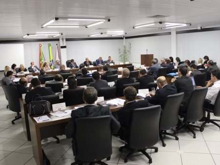 Conselho da OAB/SC aprova mo��o para apurar exist�ncia de crime de responsabilidade