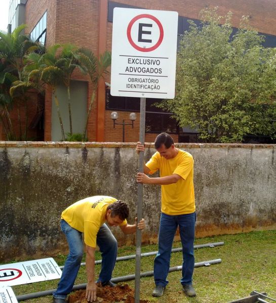 OAB Joinville instala novas placas no estacionamento privativo dos advogados no F�rum