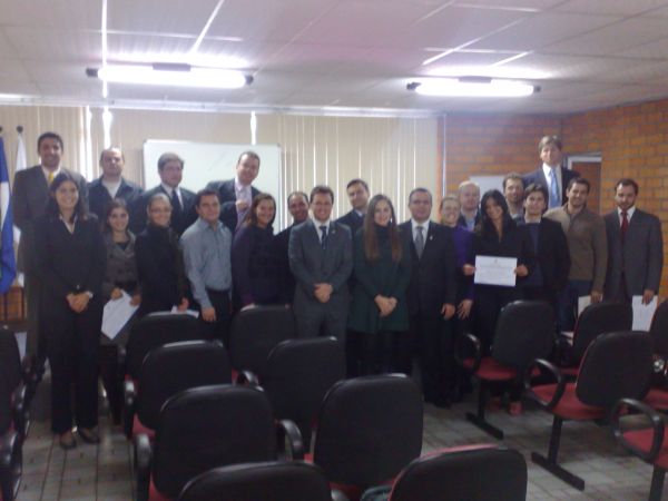 Bachar�is recebem Certificados de Aprova��o no Exame de Ordem no audit�rio da OAB Joinville