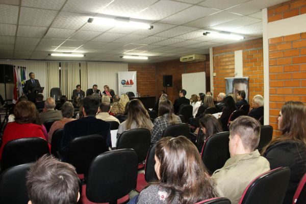 Conselho entrega credenciais a novos advogados em Joinville