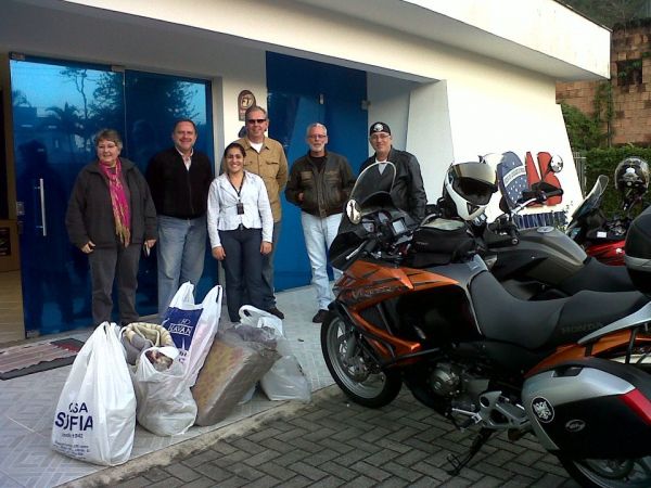 Campanha do Cobertor: Grupo de motociclistas Oscaravelho entrega doa��es na OAB Joinville