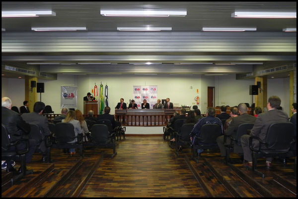 Assembl�ia dos Advogados de Joinville aprova mo��o reprovando omiss�o da Diretoria Estadual da OAB