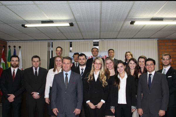 OAB Joinville entrega credenciais a 12 novos advogados