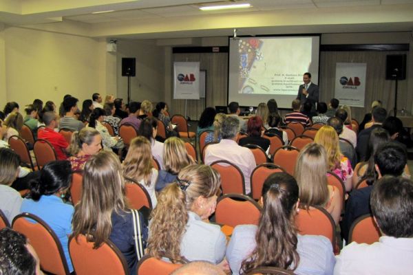 H�lio Gustavo Alves profere palestra aos Advogados em Joinville