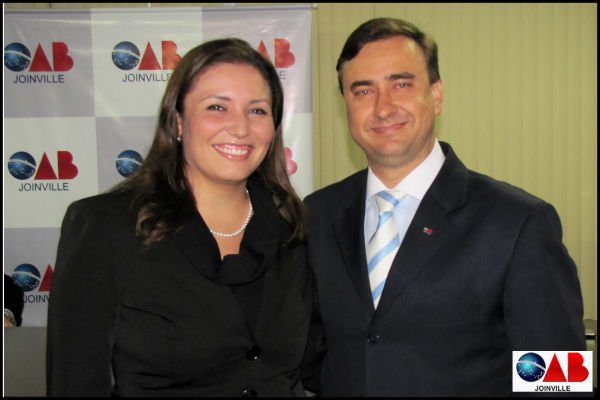 Novos advogados recebem carteira em Joinville