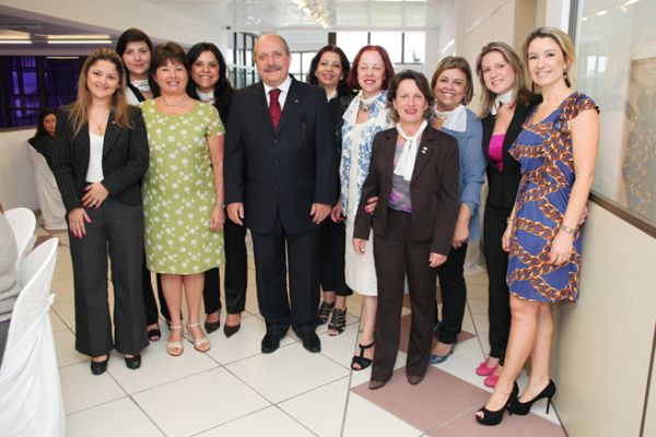 Representantes da Comiss�o Mulher Advogada da OAB Joinville participaram hoje, 26, do Encontro de Mulheres da Justi�a na sede estadual em Florian�polis