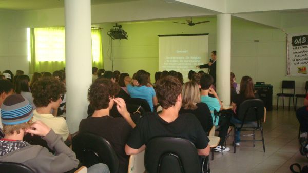 Comiss�o OAB Vai � Escola ministra palestra para alunos do Celso Ramos