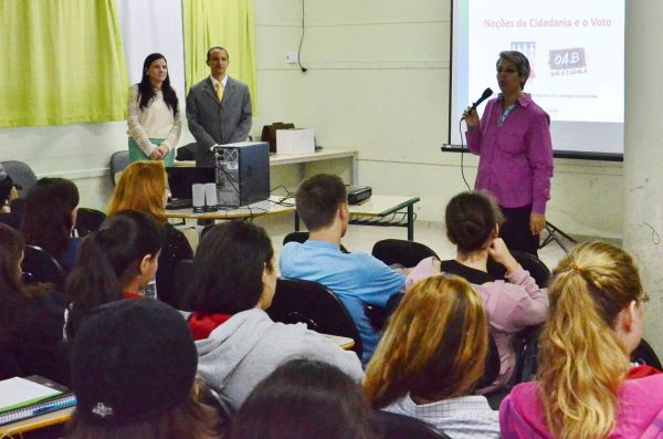 Comiss�es da OAB Joinville trabalham no��es de cidadania em escolas da regi�o