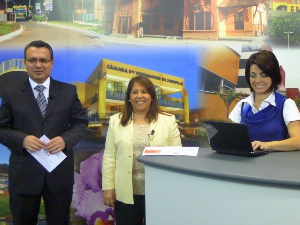 Miguel Teixeira e Ieda Packham s�o entrevistados pela TV C�mara: lan�amento da campanha M�os Que Ajudam a Doar Sangue