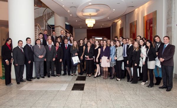 Novos advogados recebem carteira da OAB por ocasi�o do Col�gio de Presidentes de Comiss�es do Jovem Advogado em Joinville