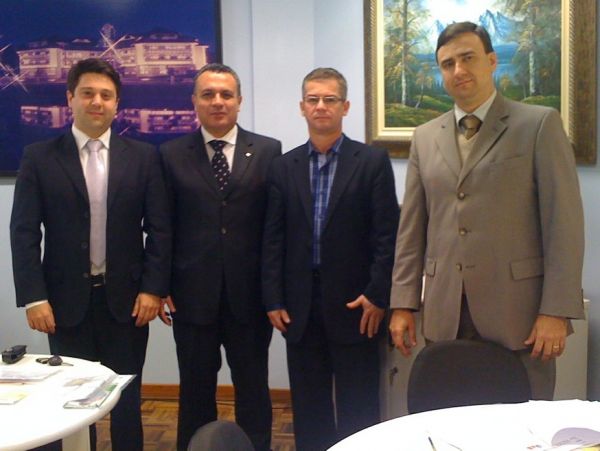 Representantes da OAB Joinville re�nem-se com Diretor do Foro