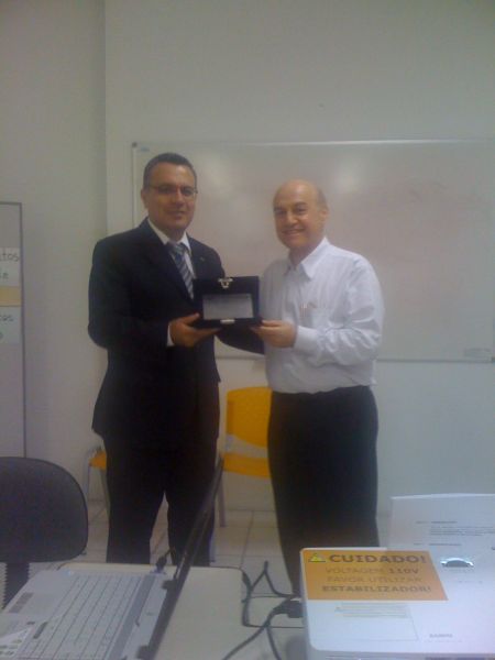 Casa do Empreendedor entrega placa de homenagem � OAB Joinville