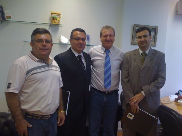 Teixeira e Voos re�nem-se com Presidente da C�mara de Vereadores, que anuncia constru��o de passarela sobre o Cachoeira