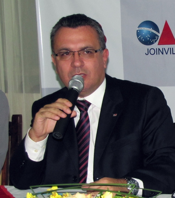 A Not�cia publica resposta de Teixeira Filho ao presidente da AMC