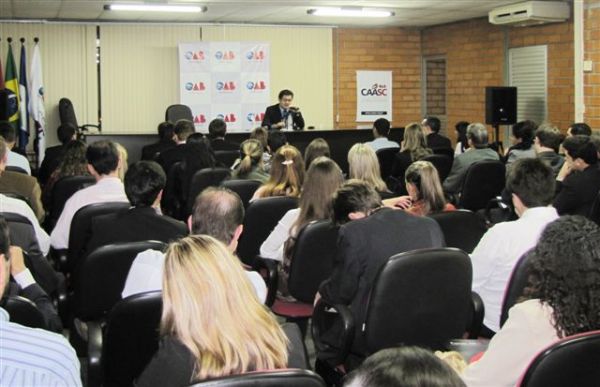 Advogados tributaristas  participam de palestra promovida pela OAB Joinville