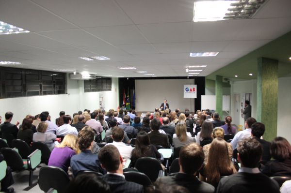 Advogados participam da palestra de Direito do Trabalho promovida pela OAB Joinville