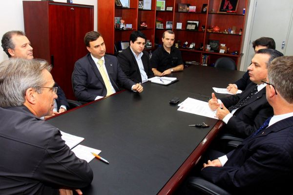 Prefeito recebe Diretoria da OAB Joinville (Novas Varas Federais e Sede da Justi�a Federal em Joinville)