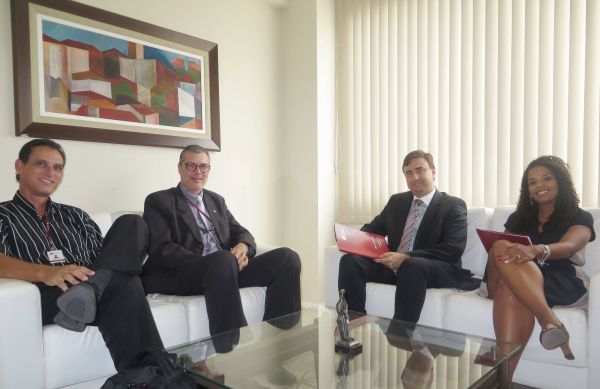 Faculdade Cat�lica de SC apresenta seus cursos de p�s gradua��o para Diretoria da Subse��o