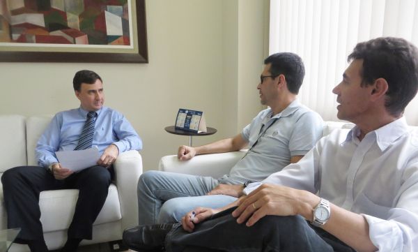 Presidente da OAB Joinville re�ne-se com l�deres do movimento grevista dos servidores judici�rios em Joinville