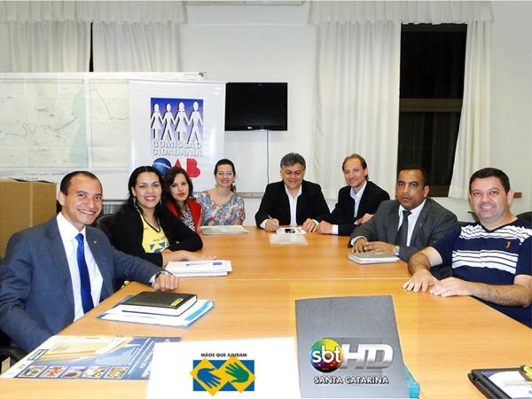 OAB Joinville e SBT/SC firmam parceria para apoio � campanha de Natal solid�rio de 2014 do projeto M�os Que Ajudam