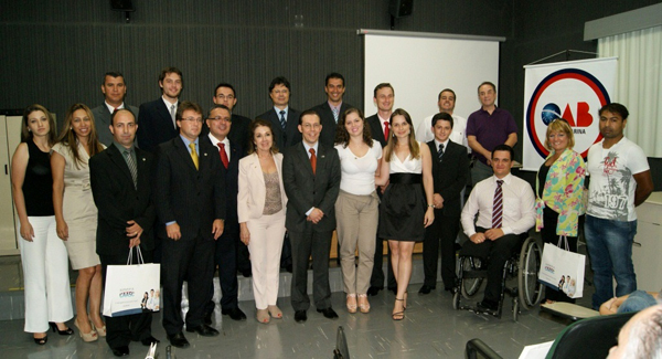 Novos Advogados recebem suas credenciais em Joinville