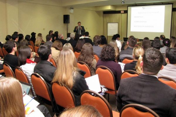 Advogados prestigiam palestra OAB Joinville �Os Princ�pios Constitucionais em evolu��o na Sociedade e Tribunais Brasileiros� (11/07)