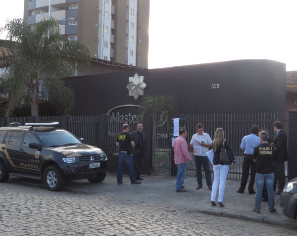 OAB Joinville acompanha Justi�a Federal em fechamento de estabelecimento il�cito de advocacia