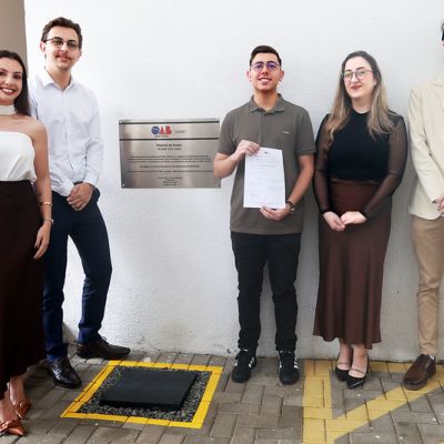 Jovens advogados e acad�micos assumem compromisso de retornar � OAB Joinville em 2081