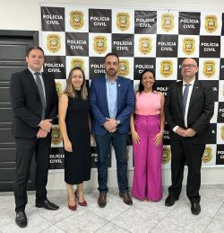 Diretoria da OAB Joinville e a Comiss�o da Mulher Advogada se re�nem com delegado regional