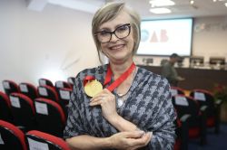 OAB/SC realiza entrega de medalha � Conselheira Federal, Maria de Lourdes Bello  Zimath