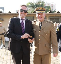 Presidente da OAB Joinville � homenageado pela Pol�cia Militar