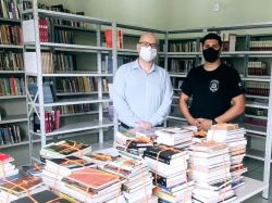 OAB Joinville doa livros � biblioteca do Pres�dio Regional de Joinville