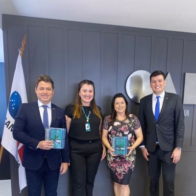 OAB Joinville recebe nova gestora do SICOOB Advocacia em visita institucional