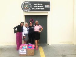 Comiss�o da Mulher Advogada faz entrega de absorventes no Pres�dio Feminino de Joinville