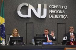 Campanha Sinal Vermelho completa um ano de ajuda a v�timas de viol�ncia dom�stica