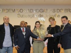 Em Joinville, vi�va de advogado morto recebe homenagem e OAB/SC formaliza proposta de instituir o 24 de maio como Dia Nacional de Defesa das Prerrogativas dos Advogados