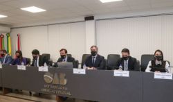 Ap�s 19h de vota��o hist�rica, advocacia catarinense acompanha ao vivo pelo Youtube apura��o da lista s�xtupla para vaga de desembargador pelo Quinto Constitucional