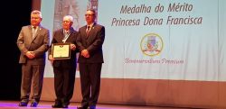 Dr. Carlos Adauto Vieira recebe Medalha de M�rito Princesa Dona Francisca