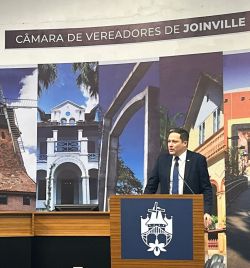 Presidente da OAB Joinville Homenageia Advocacia na C�mara de Vereadores