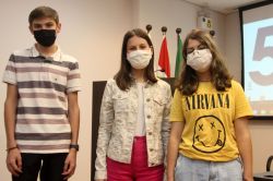 Alunos(as) que venceram concurso de reda��o s�o premiados em ato de solenidade