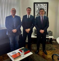 Diretoria da OAB Joinville se re�ne com o magistrado titular da 3� Vara Criminal e de Execu��es Penais da Comarca de Joinville