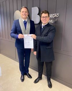 Presidente da OAB Joinville faz a transmiss�o de cargo para secret�rio-geral