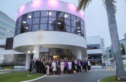 OAB Joinville acompanha o acendimento da ilumina��o especial da fachada da Seccional em homenagem ao Agosto Lil�s