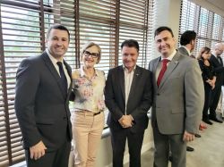 Entrega de mo��es de aplauso aos 5 Parlamentares Federais que apoiaram a criminaliza��o � viola��o das prerrogativas na advocacia